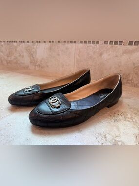 Authentic CHANEL Black Quilted Leather CC Logo Flats - Size 39